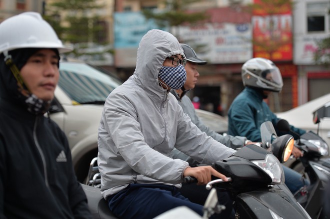 Hà Nội đón đợt không khí lạnh mạnh, người dân thu mình trong áo ấm xuống đường trong sớm đầu tuần - Ảnh 1.