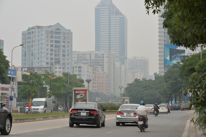 Từ sáng sớm cho đến tận giữa trưa, nhiều tuyến đường Hà Nội vẫn chìm trong sương mù - Ảnh 5.