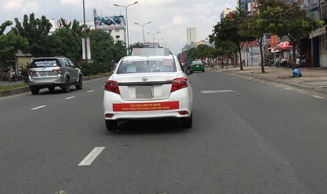 Hàng loạt taxi ở Sài Gòn dán decal phản đối Uber và Grab, Đại diện Vinasun nói: Tài xế tự phát, nhưng khẩu hiệu không đến nỗi quá đáng - Ảnh 4.