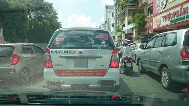 Hàng loạt taxi ở Sài Gòn dán decal phản đối Uber và Grab, Đại diện Vinasun nói: Tài xế tự phát, nhưng khẩu hiệu không đến nỗi quá đáng - Ảnh 1.