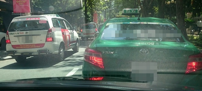 Hàng loạt taxi ở Sài Gòn dán decal phản đối Uber và Grab, Đại diện Vinasun nói: Tài xế tự phát, nhưng khẩu hiệu không đến nỗi quá đáng - Ảnh 2.