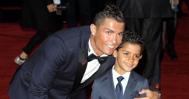 Sao chép phong cách của cha, con trai Ronaldo lại lập siêu phẩm sút phạt - Ảnh 3.