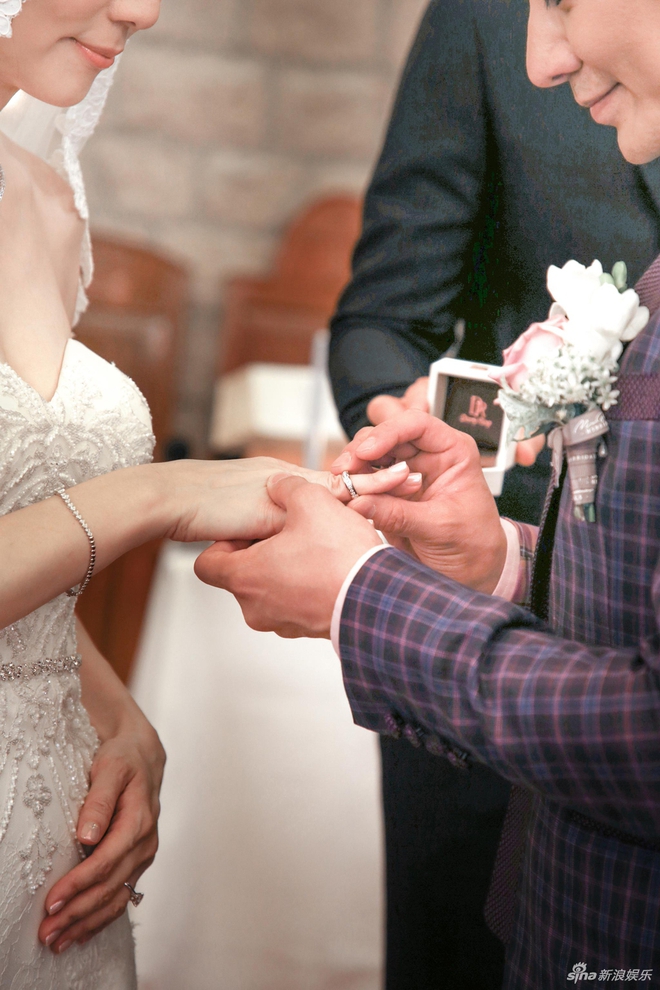 Nam tài tử Lục Tiểu Phụng điển trai trong lễ cưới với bà xã sau 7 năm hẹn hò - Ảnh 2.