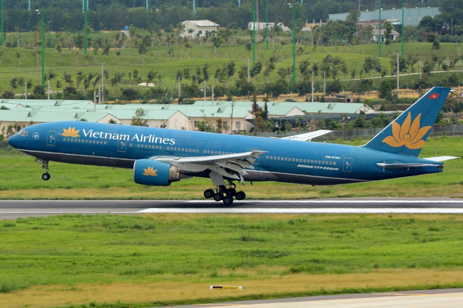 Clip: Tiếp vi&ecirc;n, phi c&ocirc;ng Vietnam Airlines tạm biệt Boeing 777 sau 15 năm khai th&aacute;c - Ảnh 2.