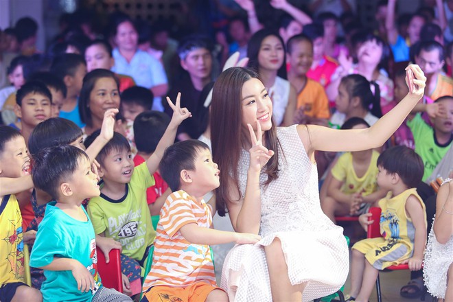 Hoa hậu Mỹ Linh, Á hậu Thanh Tú hoá thân thành chị Hằng đón Trung thu cùng các em nhỏ - Ảnh 12.