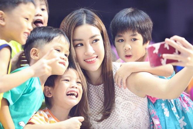 Hoa hậu Mỹ Linh, Á hậu Thanh Tú hoá thân thành chị Hằng đón Trung thu cùng các em nhỏ - Ảnh 5.