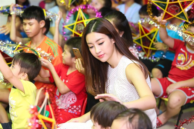 Hoa hậu Mỹ Linh, Á hậu Thanh Tú hoá thân thành chị Hằng đón Trung thu cùng các em nhỏ - Ảnh 3.