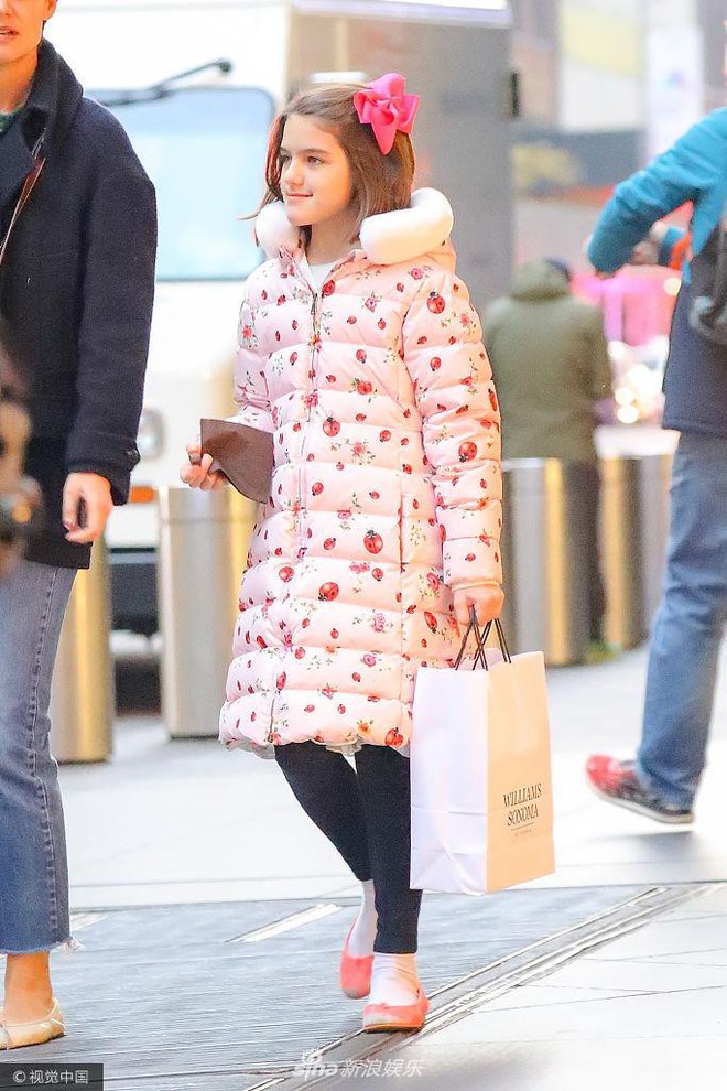 Lâu rồi mới xuất hiện, cô bé Suri Cruise đã trổ giò và cao đến vai mẹ - Ảnh 5.