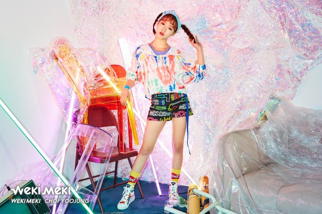 2 cựu th&agrave;nh vi&ecirc;n I.O.I chiếm s&oacute;ng qu&aacute; nhiều trong MV của girlgroup mới - Ảnh 3.