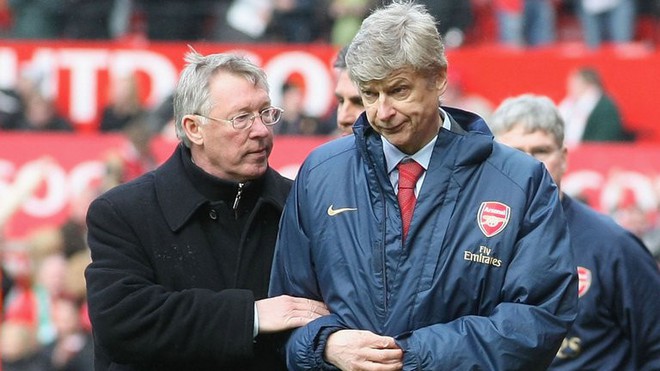 HLV Wenger c&acirc;n bằng kỷ lục đ&aacute;ng nể của Sir Alex Ferguson - Ảnh 4.