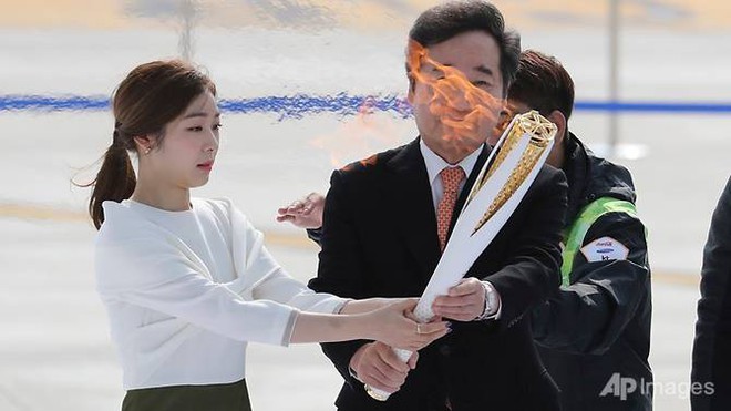 Suzy đẹp rạng ngời bên cạnh Yoo Jae-suk trong lễ rước đuốc Olympic mùa Đông 2018 - Ảnh 7.