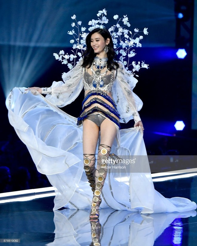 Victorias Secret Fashion Show 2017: Ming Xi bất ngờ ngã sấp mặt khi đang trình diễn - Ảnh 6.