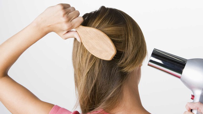 Tóc rụng quá nhiều, có thể bạn đang mắc phải một trong các thói quen xấu sau - Ảnh 3. Tóc rụng quá nhiều, có thể bạn đang mắc phải một trong các thói quen xấu sau - Ảnh 3.