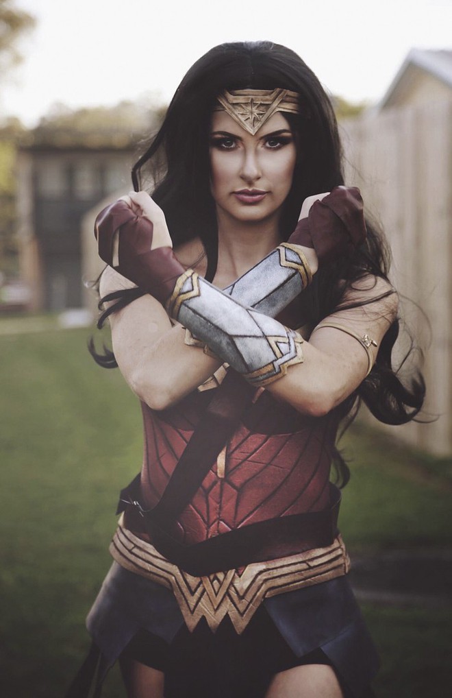 Chỉ dùng thảm xốp và băng dính, cô gái này vẫn cosplay Wonder Woman thành công mỹ mãn - Ảnh 17.