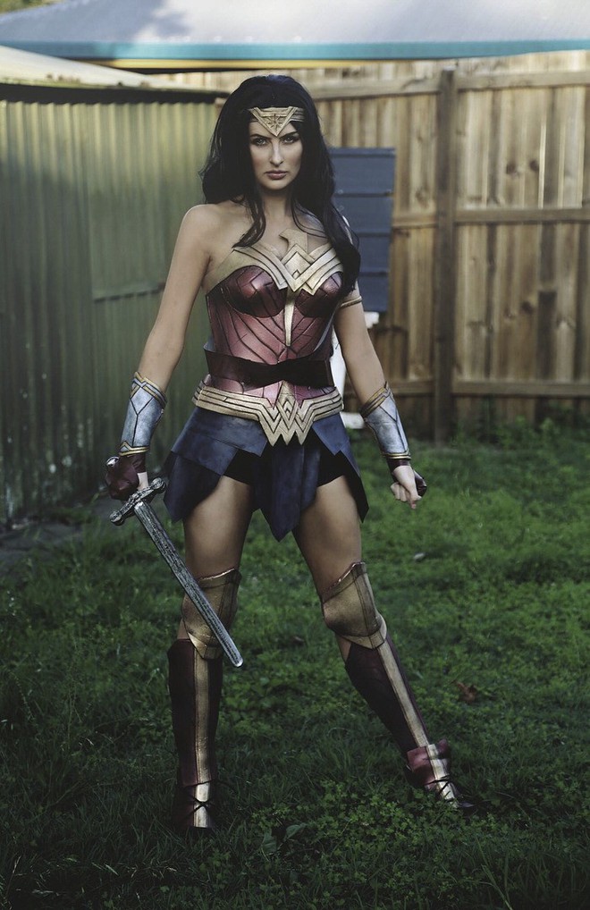 Chỉ dùng thảm xốp và băng dính, cô gái này vẫn cosplay Wonder Woman thành công mỹ mãn - Ảnh 13.