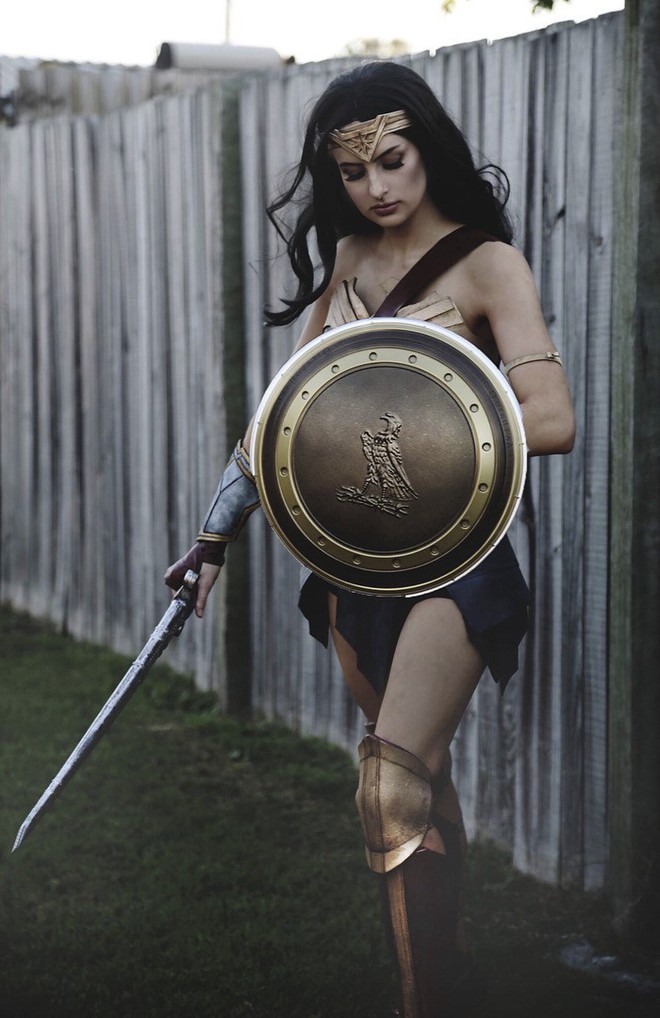 Chỉ dùng thảm xốp và băng dính, cô gái này vẫn cosplay Wonder Woman thành công mỹ mãn - Ảnh 15.