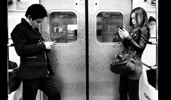 Dừng lại đi, Smartphone đang khiến ch&uacute;ng ta ng&agrave;y c&agrave;ng đ&aacute;nh mất ch&iacute;nh bản th&acirc;n v&agrave; cuộc sống của m&igrave;nh - Ảnh 2.