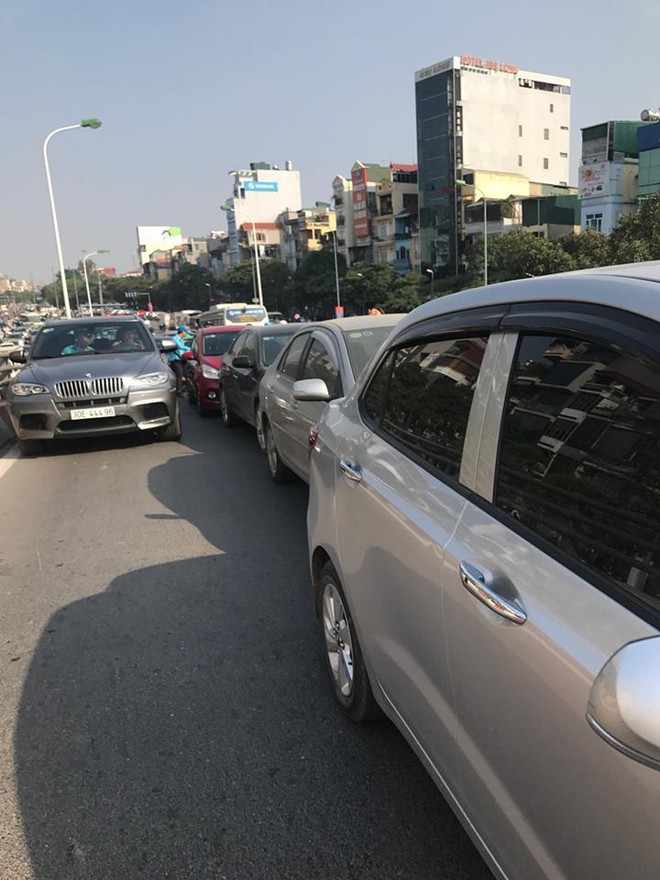 H&agrave; Nội: Va chạm giao th&ocirc;ng khiến 4 xe hơi cắm đầu v&agrave;o đu&ocirc;i nhau - Ảnh 1.