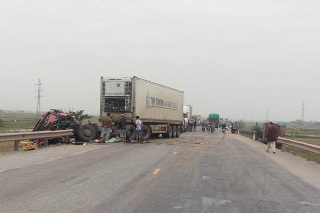 Nghệ An: Ùn tắc 2km, đầu container nát bét biến dạng sau tai nạn liên hoàn - Ảnh 1.