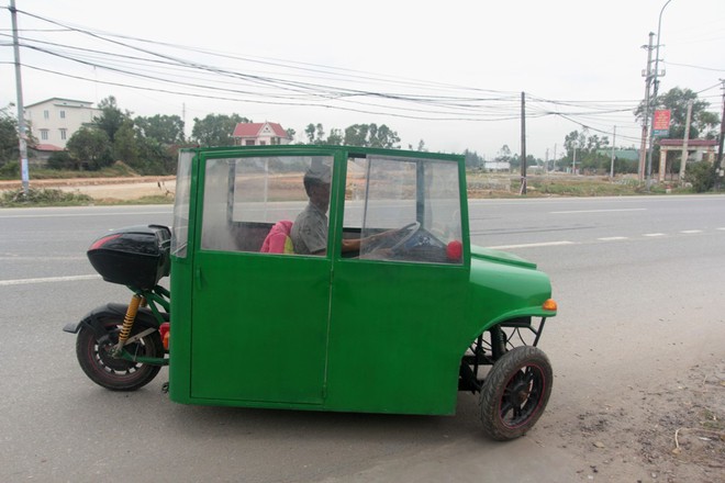 Nghệ An: Người đ&agrave;n &ocirc;ng tự chế xe &ocirc; t&ocirc; điện gi&aacute; 15 triệu đồng để chở con g&aacute;i đi học mỗi ng&agrave;y - Ảnh 2.