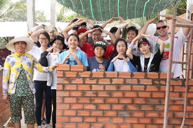 Giáo viên trường Quốc tế ở Sài Gòn chọi trứng để kêu gọi HS gây quỹ xây nhà tình thương - Ảnh 8.