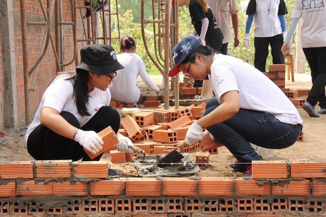 Giáo viên trường Quốc tế ở Sài Gòn chọi trứng để kêu gọi HS gây quỹ xây nhà tình thương - Ảnh 7.