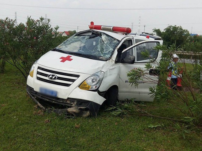 Xe cứu thương gặp nạn tr&ecirc;n cao tốc H&agrave; Nội - Th&aacute;i Nguy&ecirc;n, 3 người bị thương - Ảnh 1.