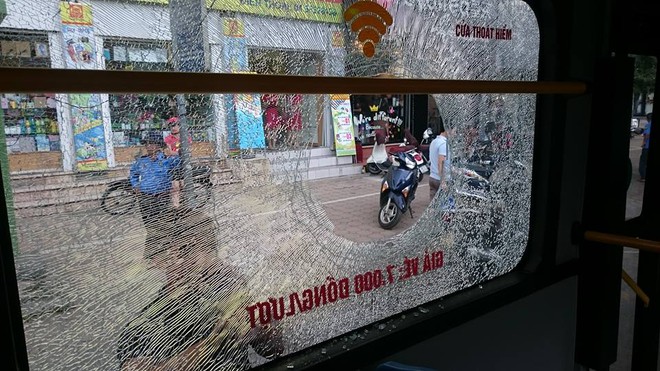 Hà Nội: Giận bạn gái, nam thanh niên cầm gạch ném vỡ kính xe buýt khiến một hành khách nhập viện - Ảnh 2.
