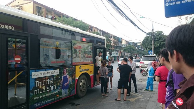 Hà Nội: Giận bạn gái, nam thanh niên cầm gạch ném vỡ kính xe buýt khiến một hành khách nhập viện - Ảnh 1.