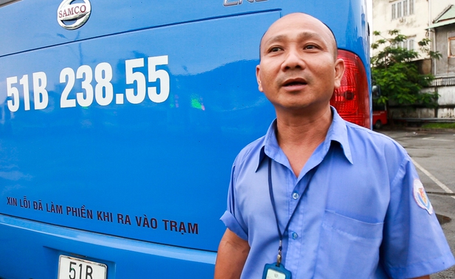 M&aacute;t l&ograve;ng với d&ograve;ng chữ &ldquo;Xin lỗi đ&atilde; l&agrave;m phiền khi ra v&agrave;o trạm&rdquo; ph&iacute;a sau đu&ocirc;i xe bu&yacute;t ở S&agrave;i G&ograve;n - Ảnh 5.