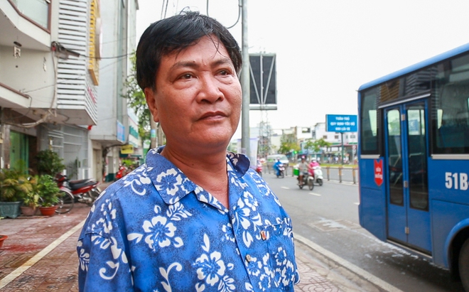 M&aacute;t l&ograve;ng với d&ograve;ng chữ &ldquo;Xin lỗi đ&atilde; l&agrave;m phiền khi ra v&agrave;o trạm&rdquo; ph&iacute;a sau đu&ocirc;i xe bu&yacute;t ở S&agrave;i G&ograve;n - Ảnh 8.