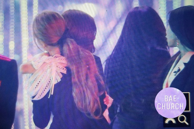 Fan phát cuồng trước khung cảnh thần tiên tại Gayo Daejun: 2 nữ thần Black Pink và Red Velvet vừa ôm vừa nắm tay - Ảnh 12.
