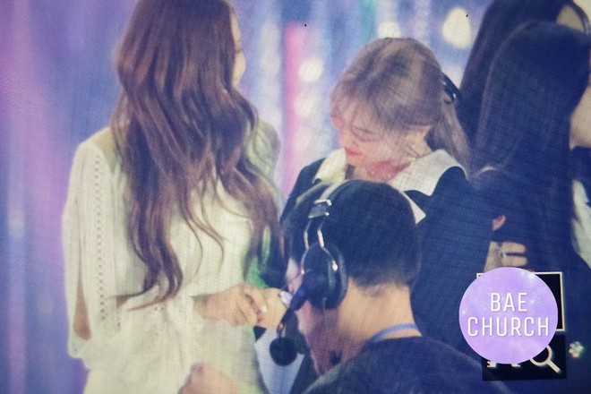 Fan phát cuồng trước khung cảnh thần tiên tại Gayo Daejun: 2 nữ thần Black Pink và Red Velvet vừa ôm vừa nắm tay - Ảnh 14.