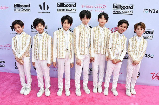 Thảm đỏ Billboard Awards: BTS xuất hiện điển trai cùng các sao quốc tế ăn mặc kỳ quái - Ảnh 16.