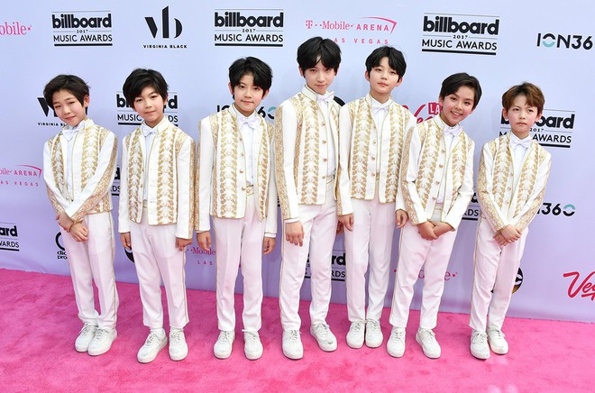 Thảm đỏ Billboard Awards: BTS xuất hiện điển trai c&ugrave;ng c&aacute;c sao quốc tế ăn mặc kỳ qu&aacute;i - Ảnh 16.