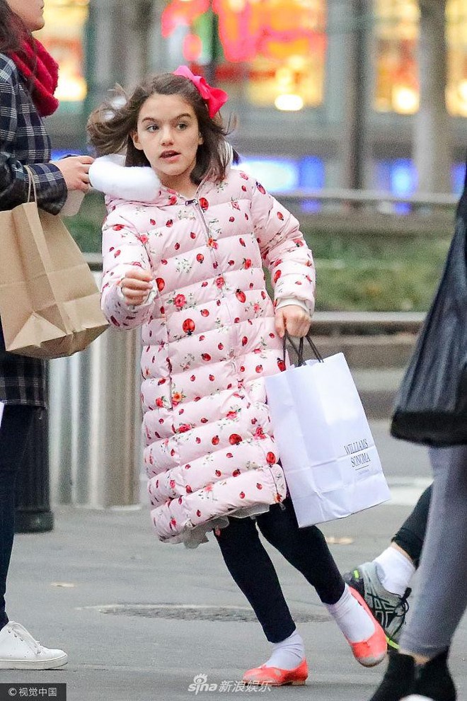 Lâu rồi mới xuất hiện, cô bé Suri Cruise đã trổ giò và cao đến vai mẹ - Ảnh 3.