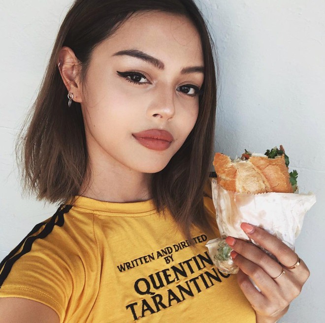 Lily Maymac khéo nịnh fan Việt khi khoe ảnh ăn bánh mì - Ảnh 1.