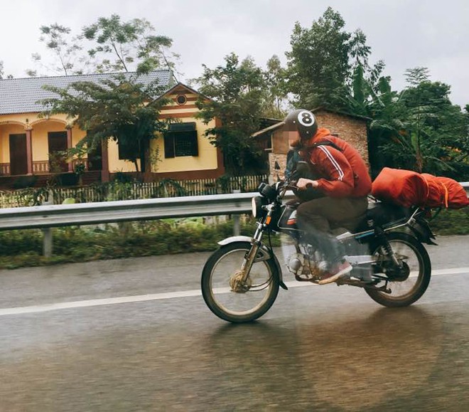 2 người đàn ông nước ngoài lái xe máy phóng như bay trên cao tốc Hà Nội - Lào Cai - Ảnh 1.