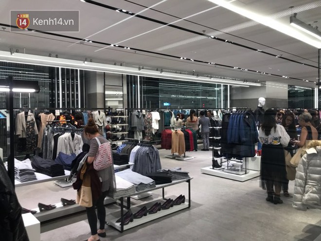 TRỰC TIẾP: Dàn khách VIP đang xếp hàng dài trong ngày khai trương sớm của Zara Hà Nội - Ảnh 10.