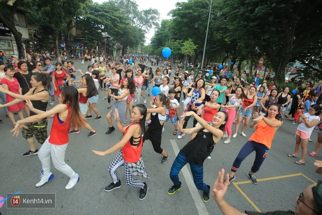 Màn khiêu vũ thể hình làm nóng Phố đi bộ Hồ Gươm cuối tuần qua với gần 150 người tham gia - Ảnh 1.