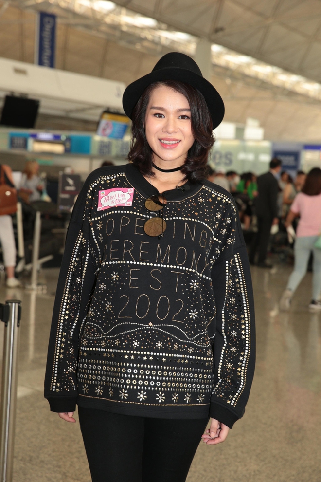 Bầu b&iacute; th&aacute;ng thứ 6, gương mặt Hồ Hạnh Nhi bầu bĩnh tr&ocirc;ng thấy - Ảnh 1.