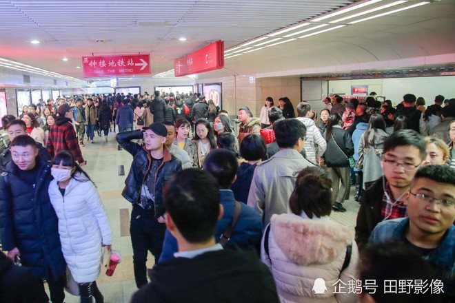 Trung Quốc: Những hình ảnh khiến nhiều người ngao ngán khi ra đường vào dịp năm mới - Ảnh 2.