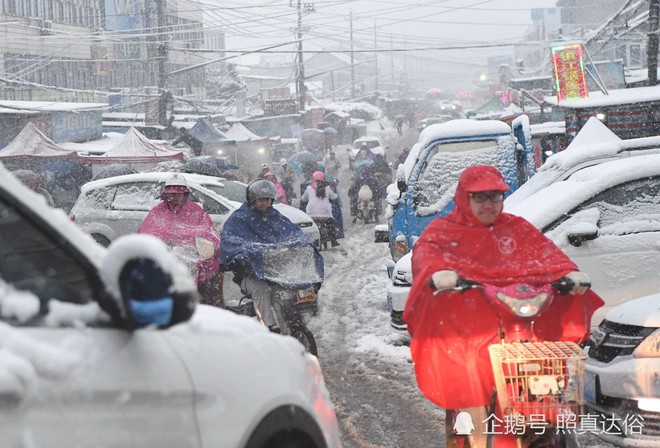 Mưa tuyết, giá lạnh tràn xuống Trung Quốc: Sinh viên cầm ô, xếp hàng lên lớp - Ảnh 9.