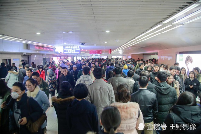 Trung Quốc: Những hình ảnh khiến nhiều người ngao ngán khi ra đường vào dịp năm mới - Ảnh 1.