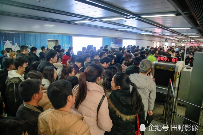 Trung Quốc: Những hình ảnh khiến nhiều người ngao ngán khi ra đường vào dịp năm mới - Ảnh 6.