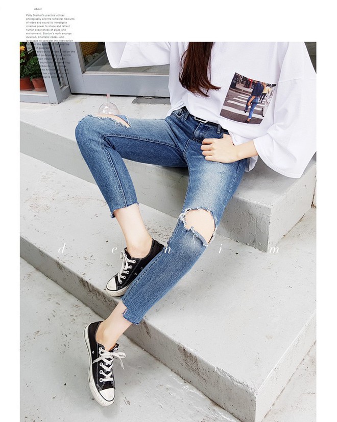 Nếu đang định sắm skinny jeans, bạn đừng mua loại bó chịt mà hãy chọn dáng ôm vừa phải như thế này mới là đúng mốt 2018 - Ảnh 1.