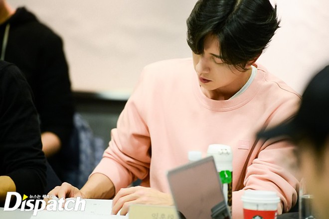 Dispatch tung loạt ảnh Park Hae Jin hẹn hò nữ chính mới, ai cũng hài lòng vì cô quá xứng với anh - Ảnh 1.