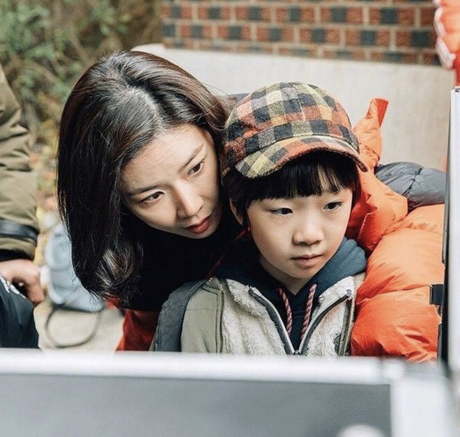 Mother - tác phẩm về nạn ngược đãi trẻ em khiến Lee Bo Young rơi nước mắt - Ảnh 4.