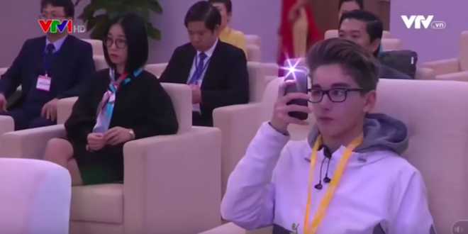 Cậu bạn ngoại quốc nổi tiếng với 3s lên Thời sự: Cao 1m76, biết nói 6 thứ tiếng - Ảnh 2.