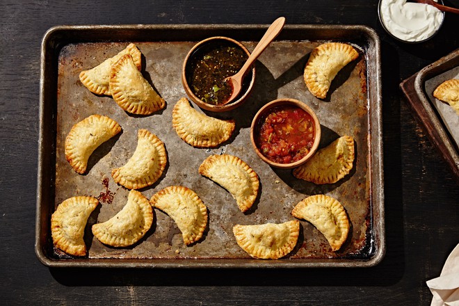 Bánh Empanadas có gì đặc biệt mà phổ biến ở quá nhiều nước phương Tây lại có cả ngày lễ kỉ niệm riêng? - Ảnh 1.